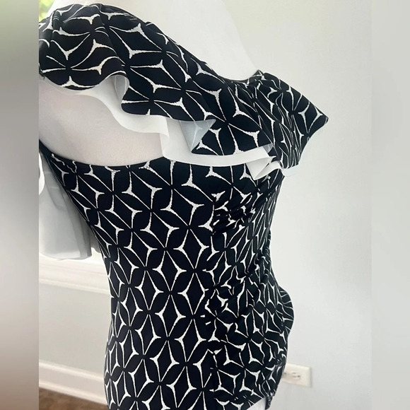 Gottex Profile NWT One Shoulder Ruffle Swimsuit 10 Black White Geometric Print - Picture 12 of 16